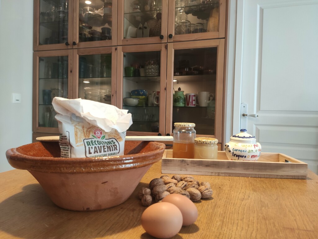 Pain d'épices moelleux avec miel de fleurs sauvages et épices, préparé avec des produits de la ruche.