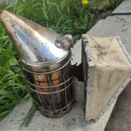 Enfumoirs et combustibles : l’art de l’apaisement des abeilles Enfumoirs et combustibles : l’art de l’apaisement des abeilles