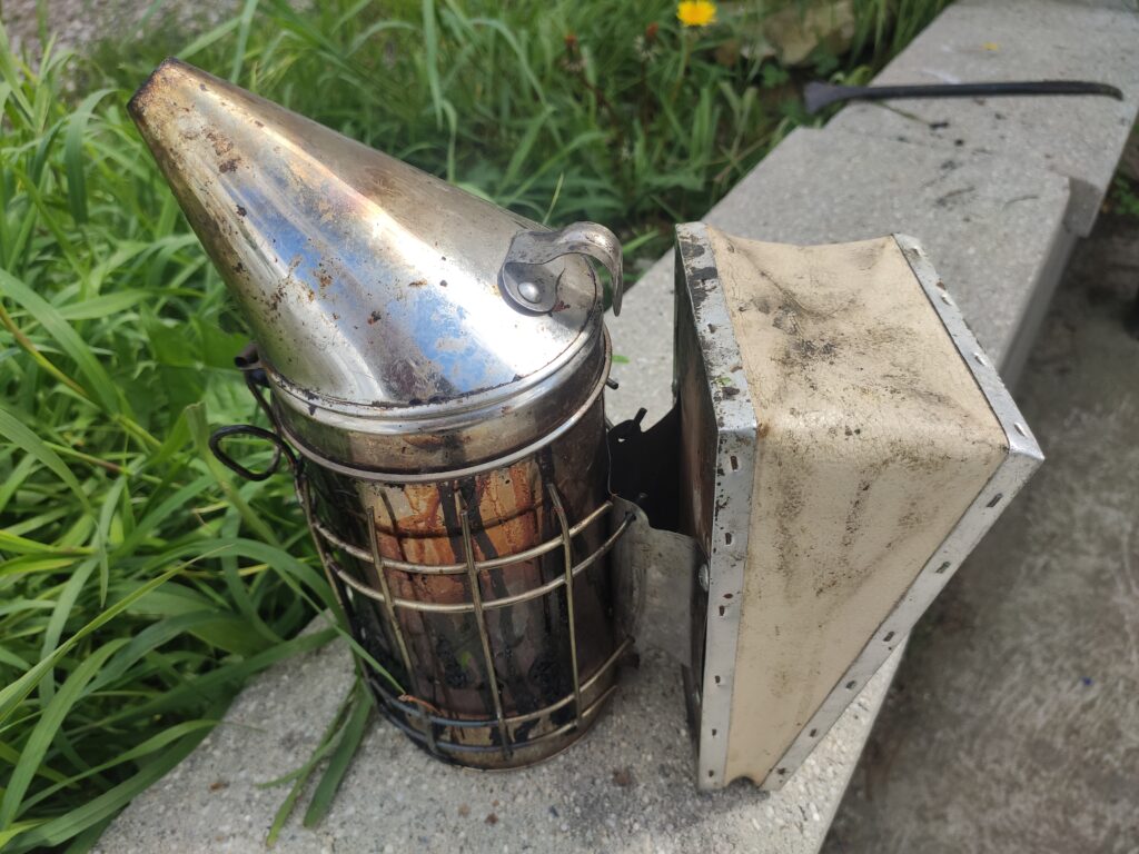Enfumoirs et combustibles : l'art de l'apaisement des abeilles