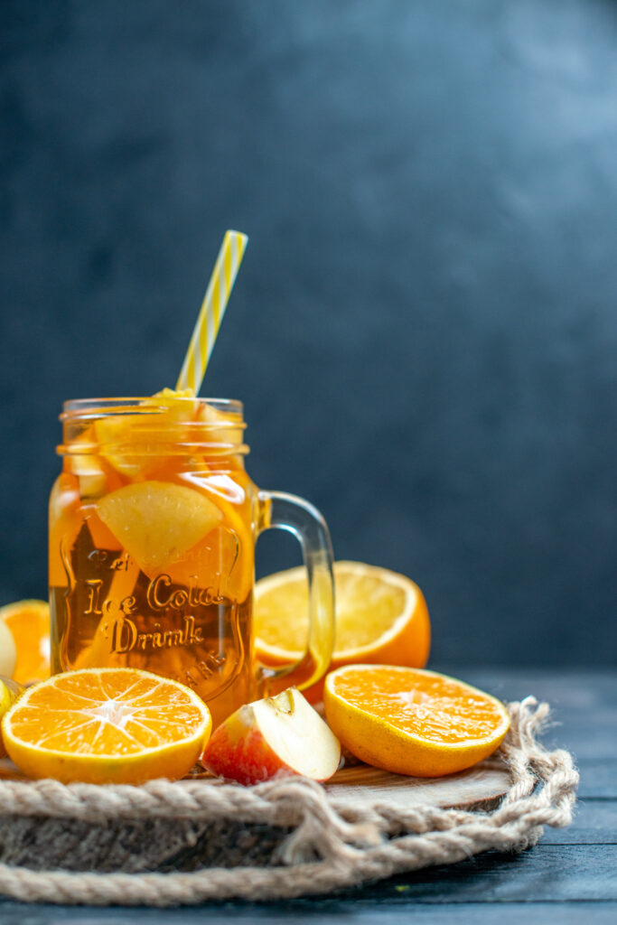 Limonade maison miel-citron servie dans une carafe avec des rondelles de citron, de la menthe fraîche et des glaçons