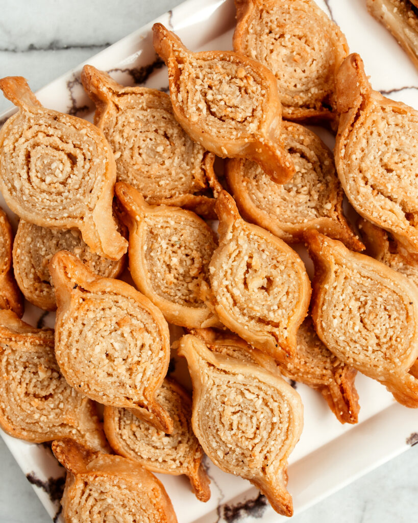 Chebakia marocaine au miel, rosaces croustillantes parsemées de graines de sésame
