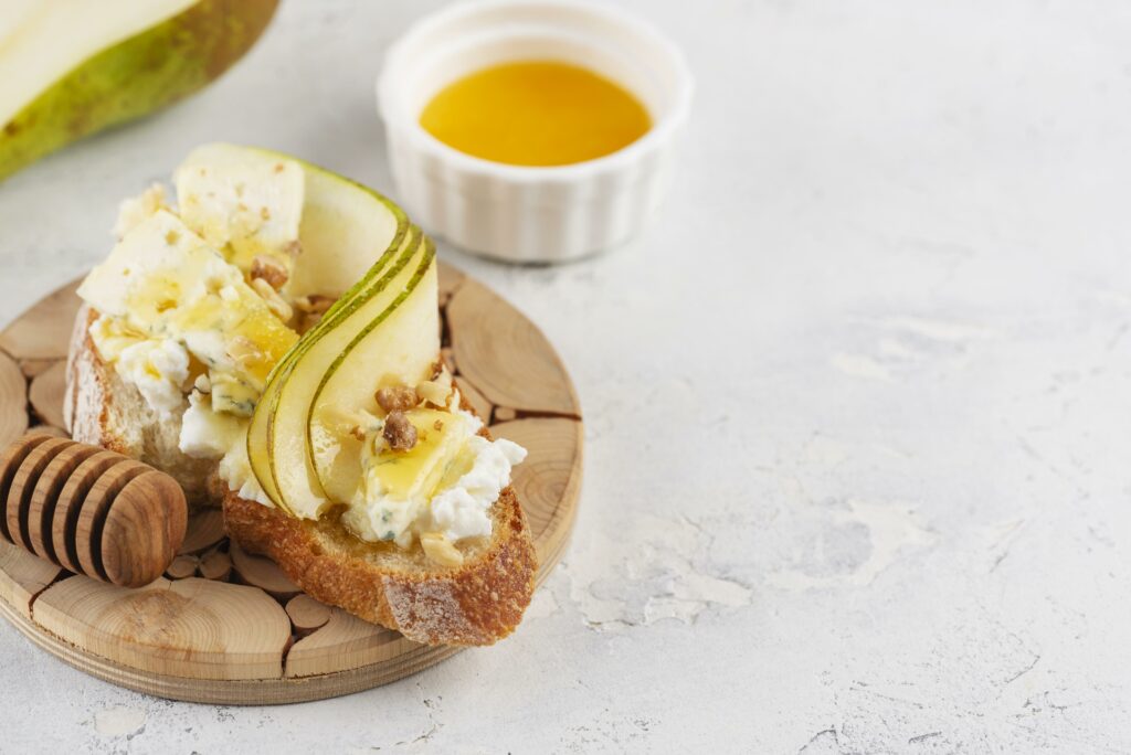 Tartine chèvre et miel au four, dorée et fondante, parsemée de thym frais